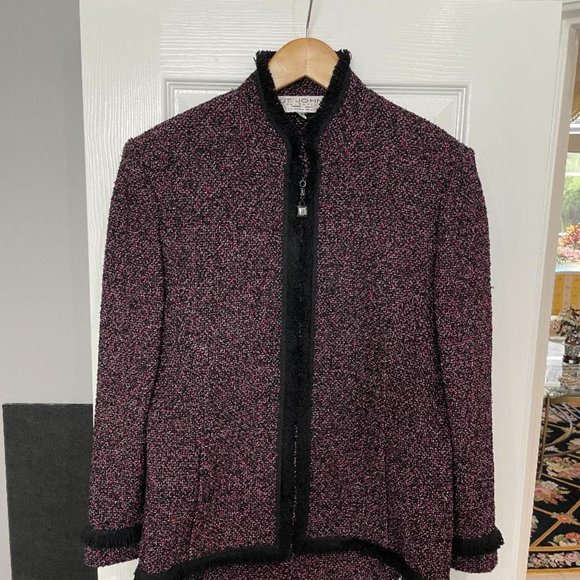 St John gorgeous skirt suit EUC. Jacket size 12, Skirt 10. - Picture 6 of 8